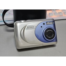 니콘 쿨픽스 2000