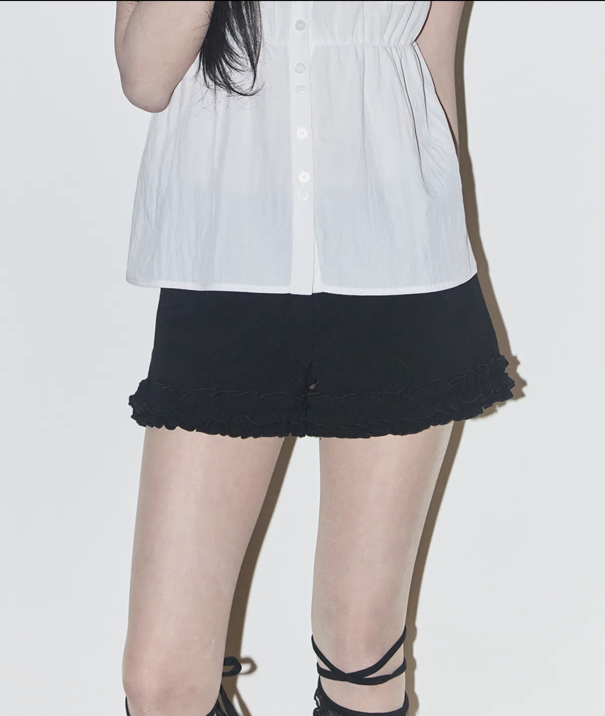 일리고 프릴 로우 버튼 쇼츠 차콜